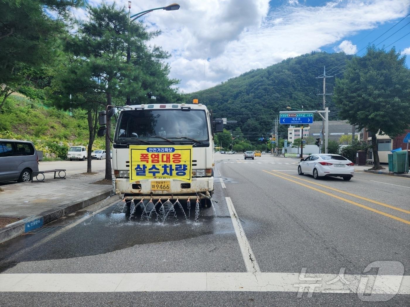 강원 동해안을 중심으로 폭염특보가 발효된 가운데, 삼척시의 한 도로에서 살수작업이 진행되고 있다.&#40;삼척시 제공&#41; 2024.7.31/뉴스1