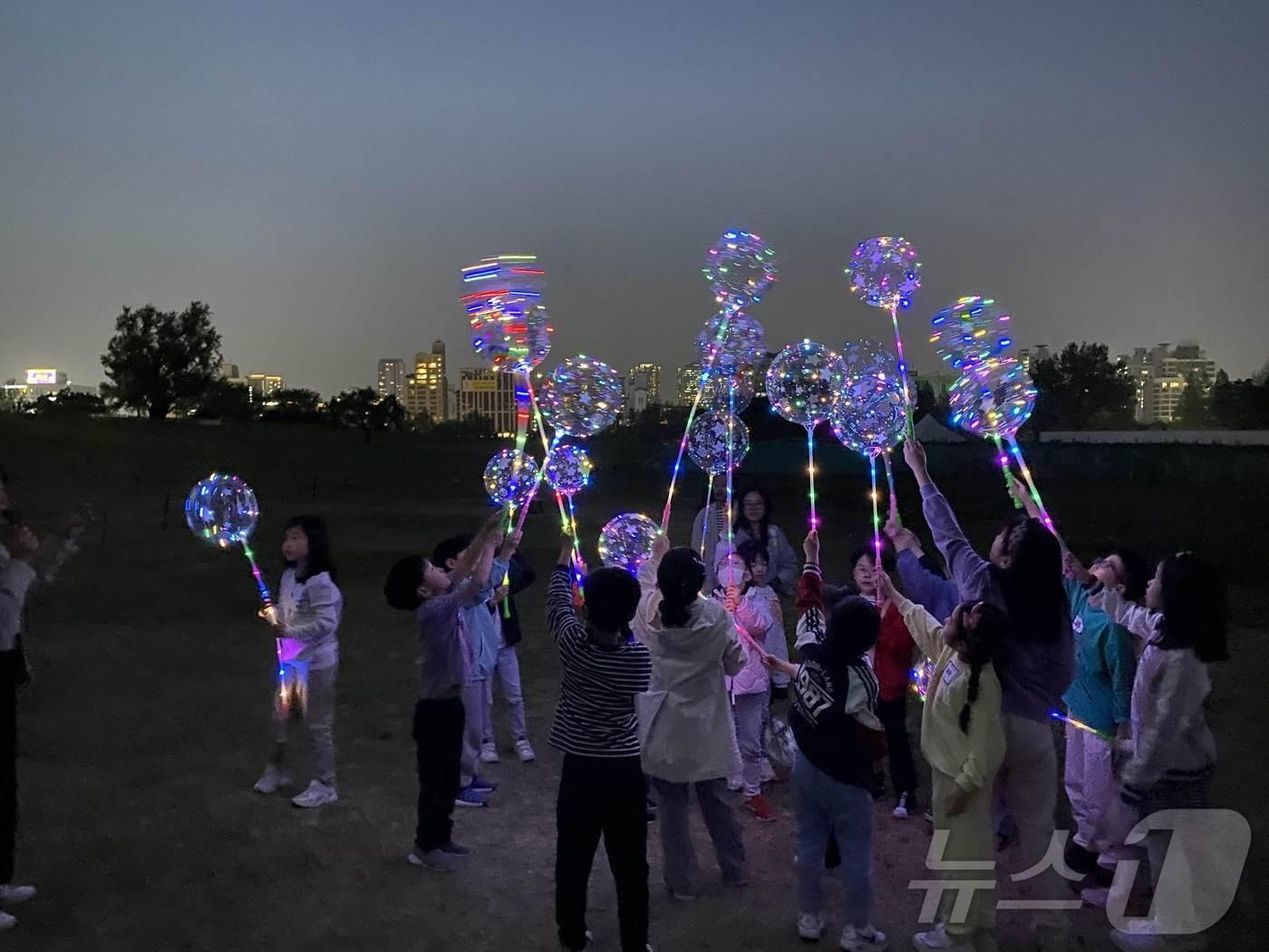 한성백제박물관 &#39;반짝반짝 별빛 몽촌토성 탐험&#39;에 어린이들이 참여한 모습. &#40;서울시 제공&#41;