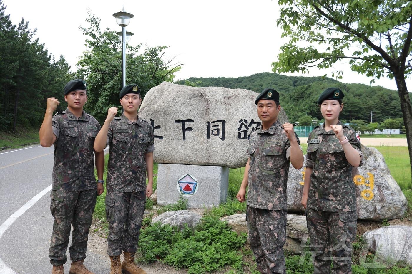 전복된 차량에서 시민을 구출한 육군 22사단 북진여단 장병들. 왼쪽부터 이준재 하사, 박승린 병장, 이영훈 원사, 김소원 중사.&#40;22사단 제공&#41; 2024.7.31/뉴스1