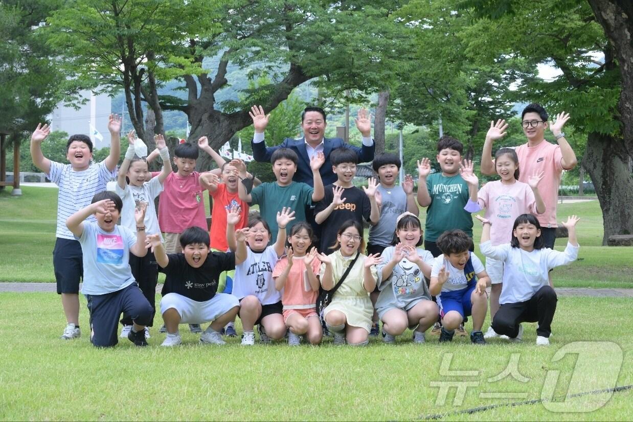 전북자치도 순창군이 &#39;교육발전특구&#39;로 선정된 가운데 최영일 순창군수가 아이들과 기념 촬영을 하고 있다.&#40;순창군 제공&#41;/뉴스1 