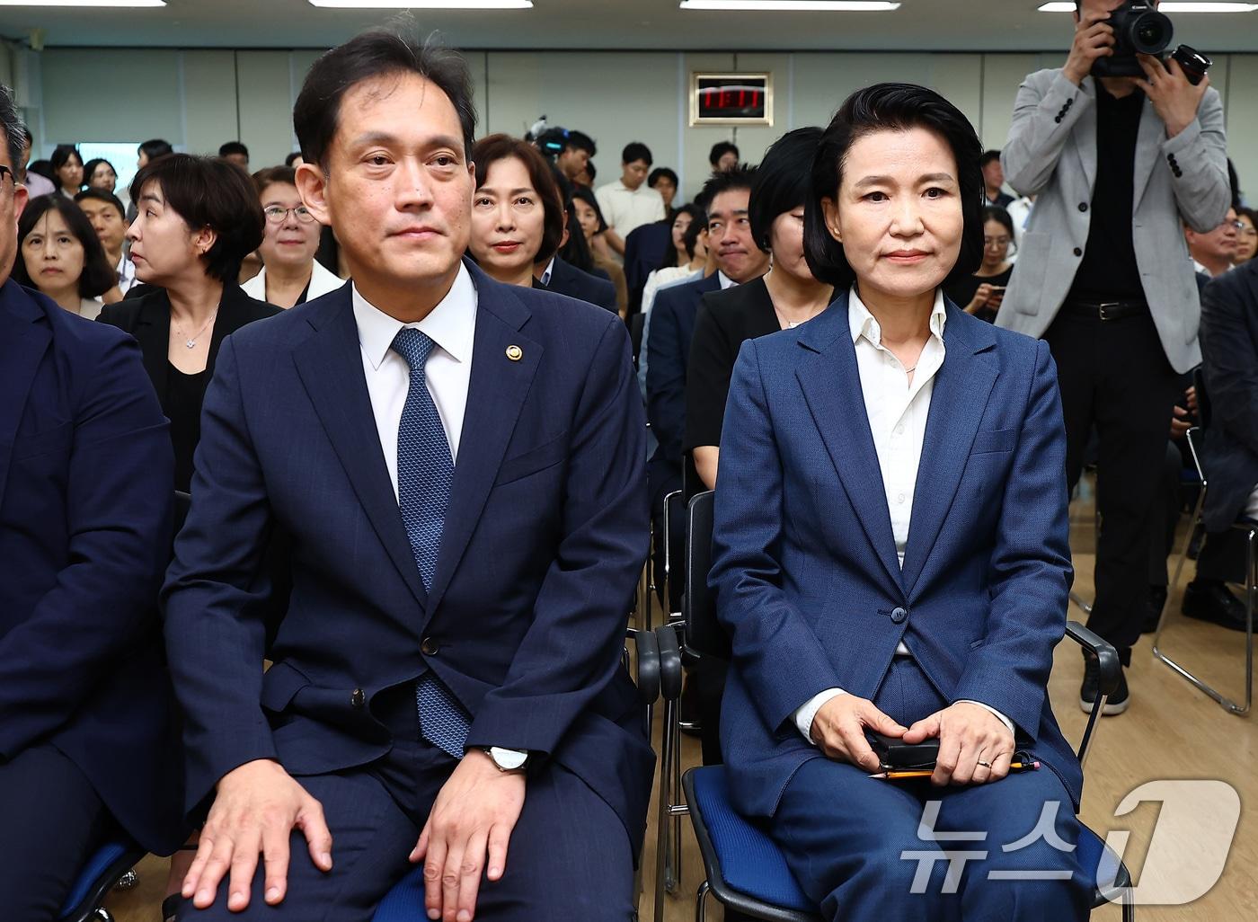 이진숙 신임 방송통신위원장&#40;오른쪽&#41;과 김태규 상임위원이 31일 오전 정부과천청사에서 열린 취임식에서 자리하고 있다. &#40;공동취재&#41; 2024.7.31/뉴스1 ⓒ News1 김성진 기자