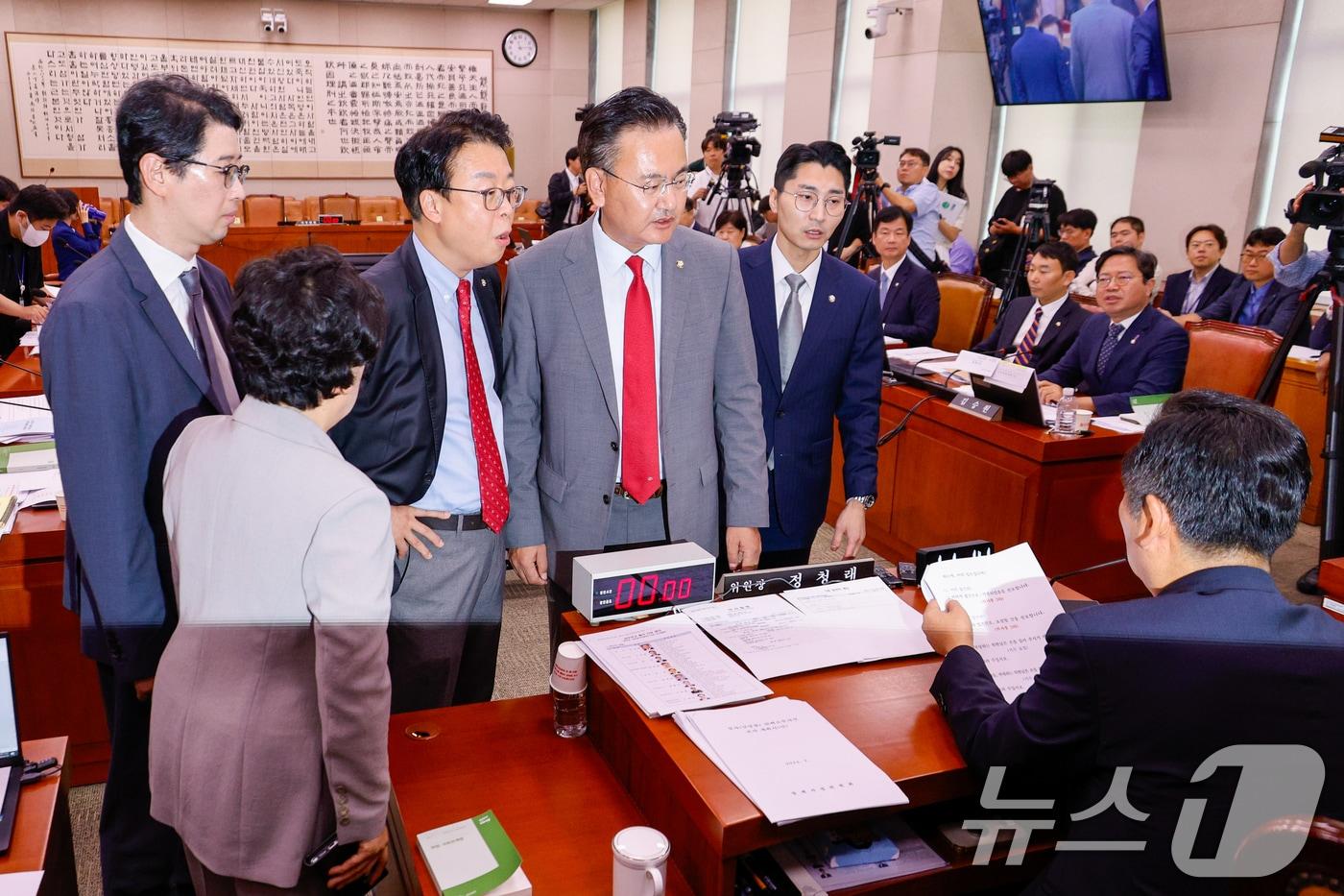 국민의힘 법사위 소속 주진우&#40;왼쪽부터&#41;, 조배숙, 곽규택 의원과 유상범 간사, 박준태 의원이 31일 오전 서울 여의도 국회에서 열린 법제사법위원회 전체회의에서 전국민 25만원 지원법·노란봉투법이 통과되자 정청래 위원장을 향해 항의하고 있다. 2024.7.31/뉴스1 ⓒ News1 안은나 기자