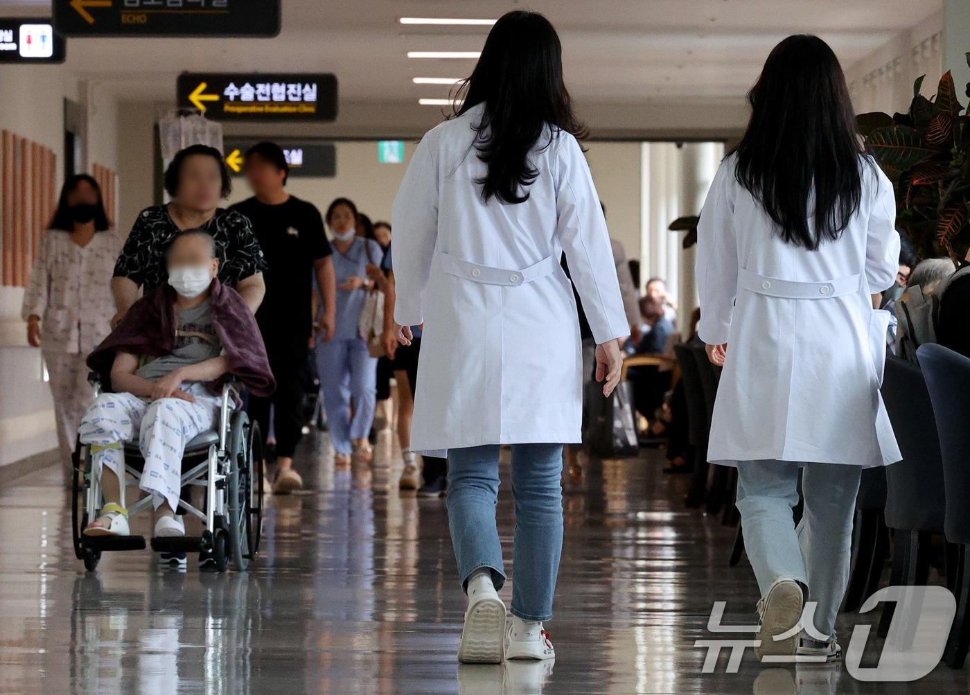 하반기 전공의 모집 마감일인 31일 오후 서울시내의 한 대학병원에서 의료진이 이동하고 있다.  2024.7.31/뉴스1 ⓒ News1 장수영 기자