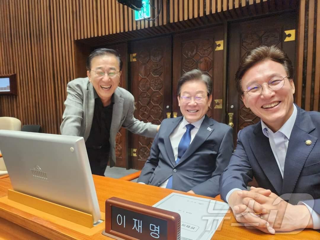 김윤덕 전북 전주갑 국회의원이 이재명 대표, 김민석 후보와 찍은 사진을 자신의 SNS에 올렸다.&#40;김윤덕 국회의원 페이스북 캡쳐&#41;2024.7.31/뉴스1