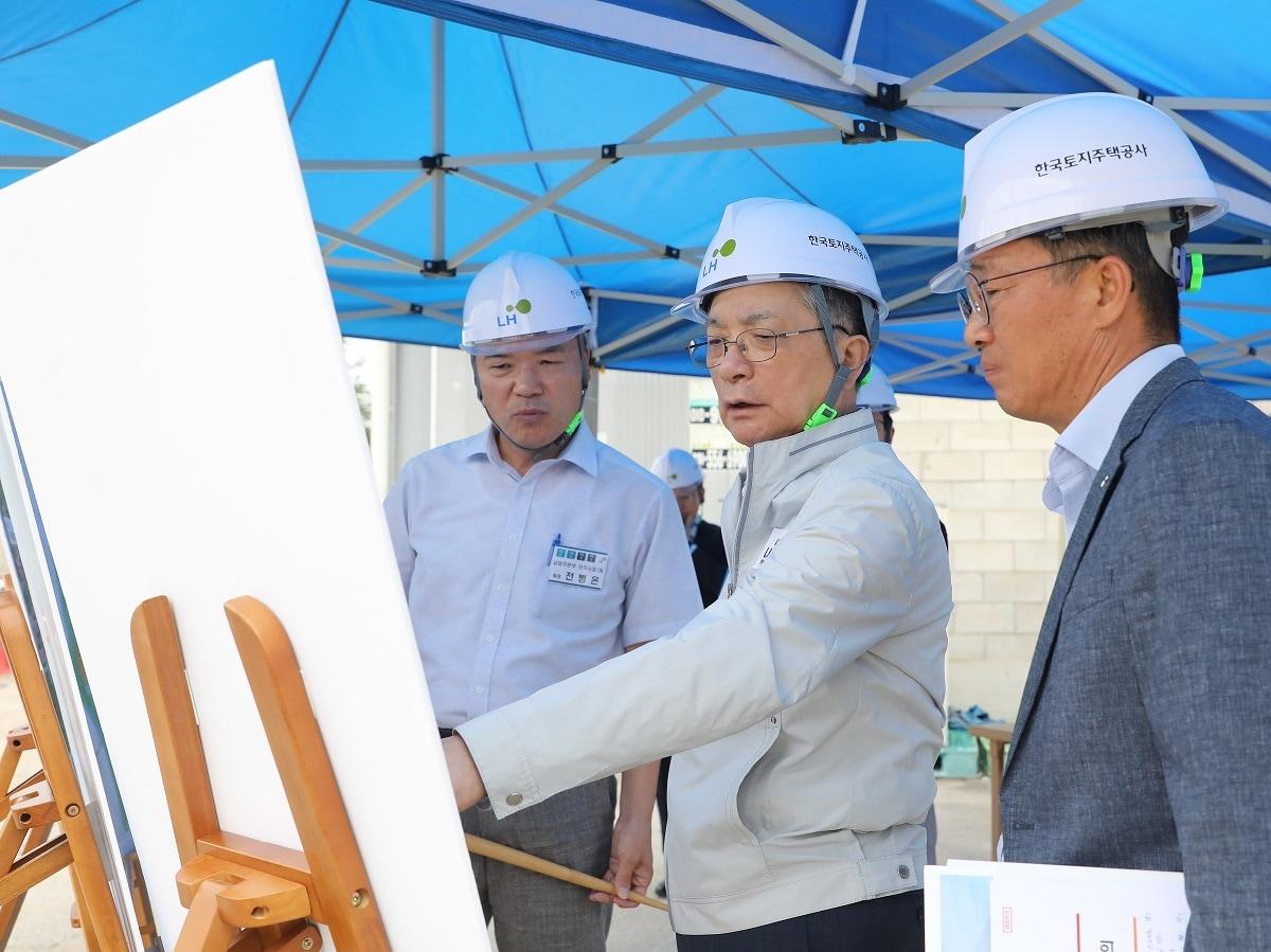 이한준 한국토지주택공사&#40;LH&#41; 사장이 31일 남양주 왕숙 지구 현장을 방문해 3기 신도시 주택착공 추진 현황을 점검하고 있다./LH 제공