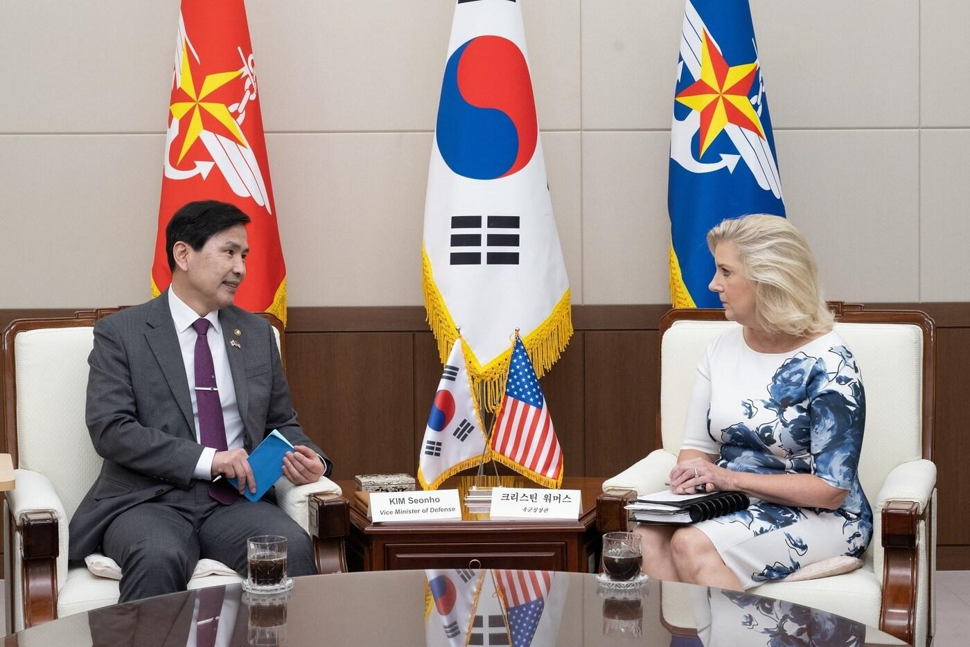 김선호 국방부 차관과 크리스틴 워머스 미국 육군성장관.&#40;국방부 제공&#41;