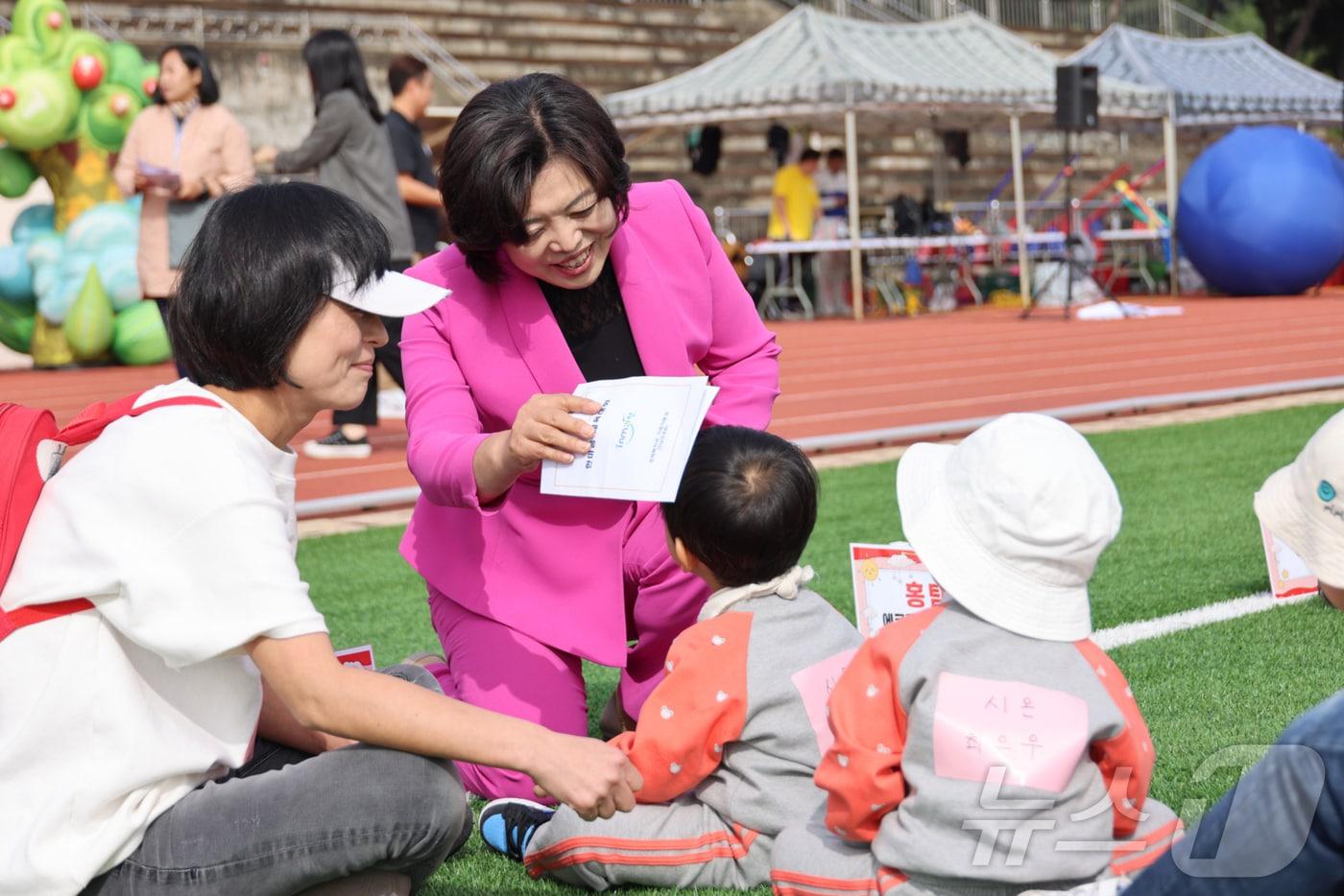 신계용&#40;왼쪽 두 번째&#41; 과천시장이 아이와 함께 시간을 보내고 있다.&#40;과천시 제공&#41;