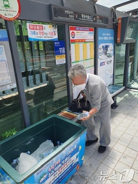 전북 익산시가 버스정류장에 얼음 생수를 비치하는 등 9월까지 폭염 안전 대책을 운영한다.&#40;익산시 제공&#41;/뉴스1