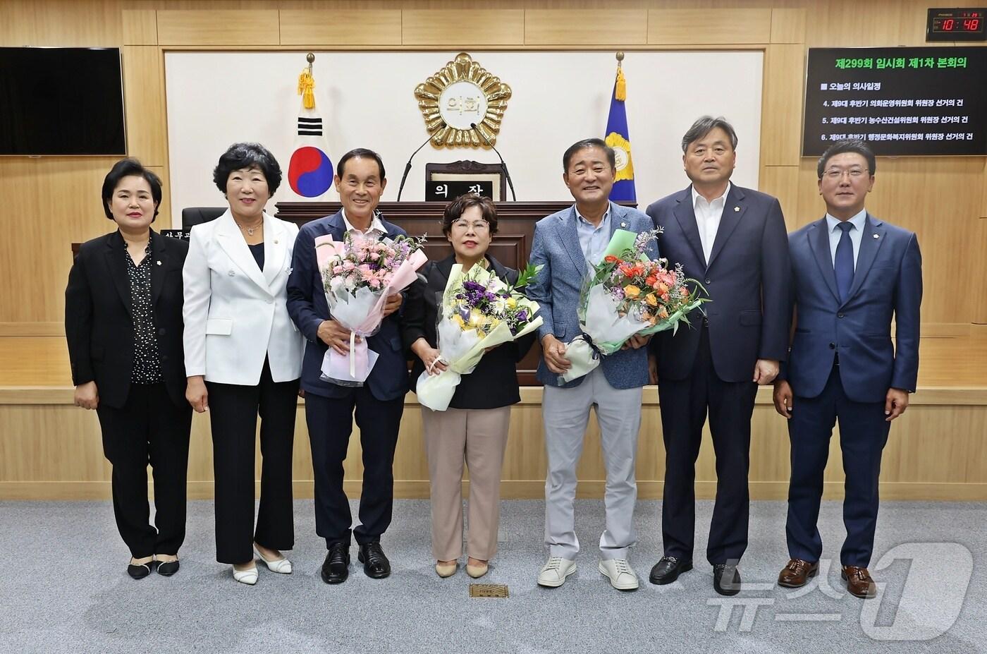 진도군의회  의원들이 상임위원회와 위원장을 선출한 뒤 기념사진을 찍고 있다.&#40;진도군의회 제공&#41;/뉴스1 