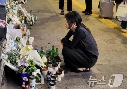 김건희 여사가 지난 3일 오후 서울 시청역 역주행 교통사고 현장을 찾은 모습이 찍힌 사진. 해당 사진이 인터넷 커뮤니티에 올라오며 김 여사 방문 소식이 알려졌다. &#40;디시인사이드 갤러리 캡쳐&#41; 2024.7.4/뉴스1