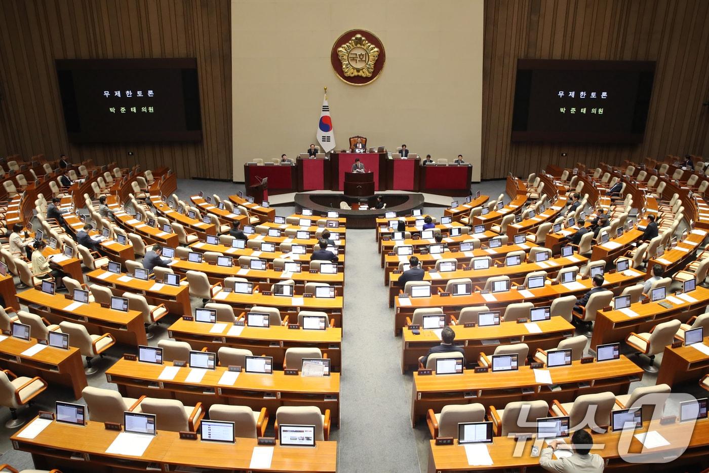 박준태 국민의힘 의원이 4일 오전 서울 여의도 국회 본회의장에서 &#39;채상병 특검법&#39;&#40;순직 해병 수사 방해 및 사건 은폐 등의 진상규명을 위한 특별검사의 임명 등에 관한 법률안&#41; 법안 처리 저지를 위한 무제한 토론&#40;필리버스터&#41;를 하며 물을 마시고 있다. 필리버스터는 전날 오후 3시 40분쯤 부터 이어지고 있다. 2024.7.4/뉴스1 ⓒ News1 이광호 기자