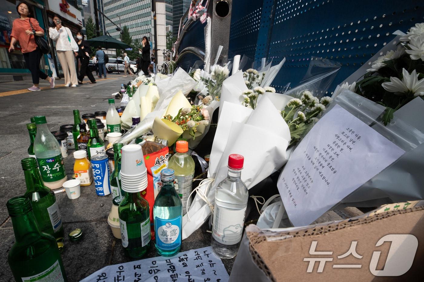 4일 서울 중구 시청역 인근 역주행 교통사고 현장에 희생자를 추모하는 국화와 술 등이 놓여 있다. 2024.7.4/뉴스1 ⓒ News1 유승관 기자