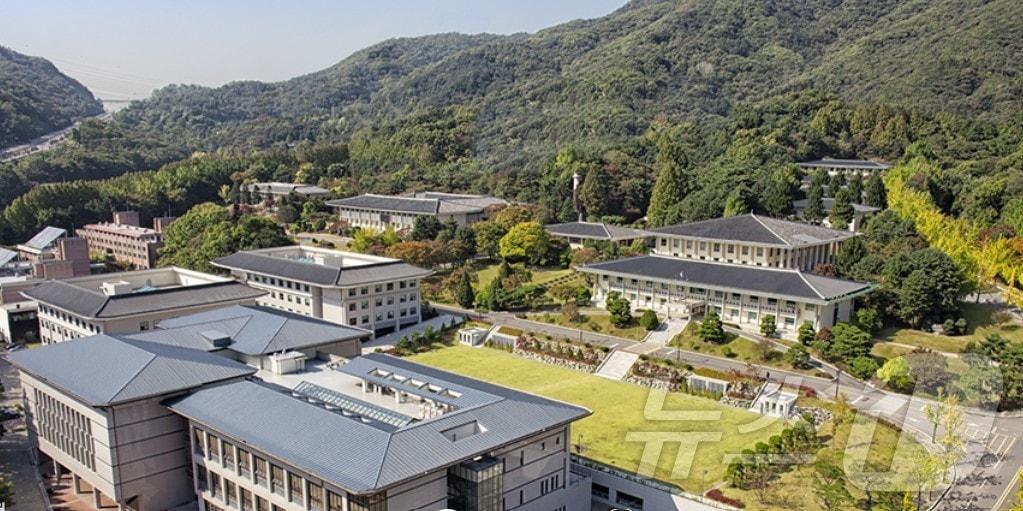 경기도 성남시에 소재한 한국학중앙연구원. 연구원은 ‘디지털문화대전 사진·동영상 제작사업’과 관련해 ‘특정업체 밀어주기’ 의혹을 받고 있다.&#40;홈페이지 캡처&#41;2024.7.4/뉴스1