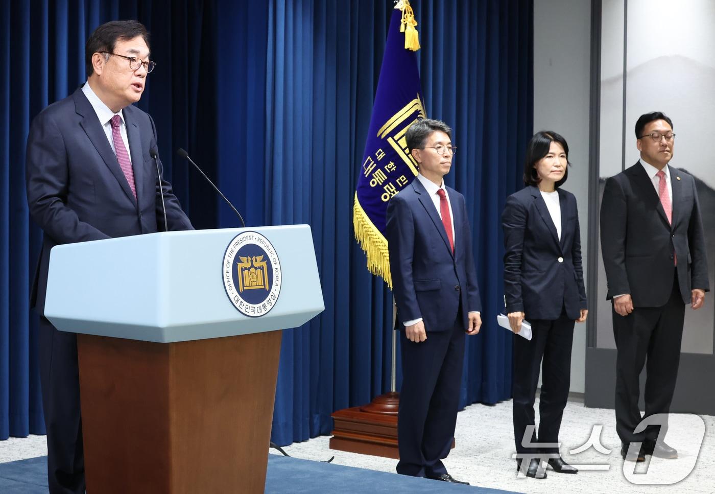 정진석 대통령 비서실장이 4일 용산 대통령실 청사 브리핑실에서 열린 인사브리핑에서 김병환 금융위원장 후보자&#40;오른쪽부터&#41;, 김완섭 환경부 장관 후보자, 이진숙 신임 방송통신위원장 후보자를 소개하고 있다. 2024.7.4/뉴스1 ⓒ News1 송원영 기자