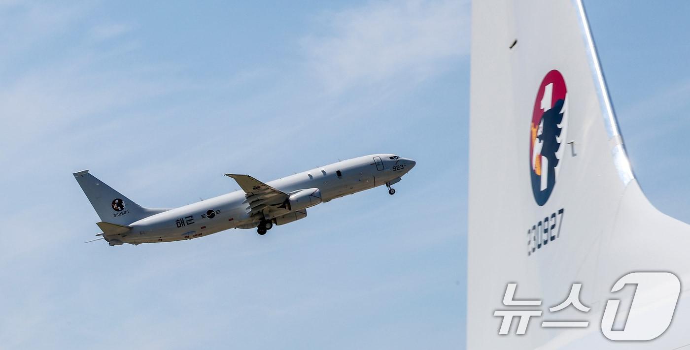 4일 경북 포항시 해군항공사령부에서 열린 해상초계기&#40;P-8A&#41; 국내 인수식에서 신원식 국방부 장관의 출격 지시를 받은 해상초계기 P-8A가 비행하고 있다. 2024.7.4/뉴스1 ⓒ News1 김성진 기자