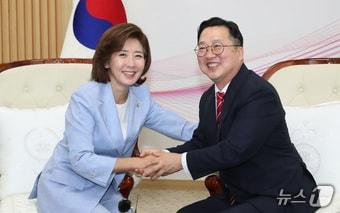 나경원 국민의힘 당 대표 후보가 4일 오전 대전시청에서 이장우 대전시장을 만나 악수하고 있다. 2024.7.4/뉴스1 ⓒ News1 김기태 기자