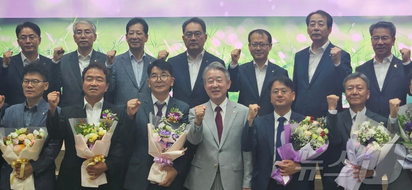 4일 서울 농협중앙회 본관에서 익산군산축협 이중철 차장&#40;왼쪽에서 세번째&#41;이 &#39;7월 새로운 농협인상&#39;을 수상했다.&#40;전북농협 제공&#41;