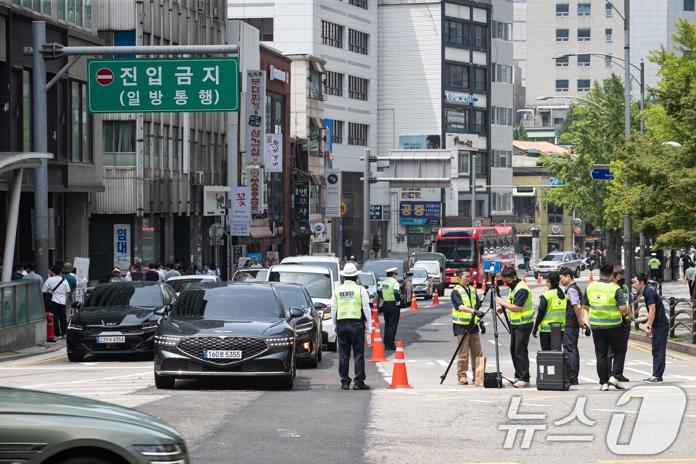 국립과학수사연구원 관계자들이 지난 4일 서울 중구 시청역 인근 역주행 교통사고 현장에서 3D 스캐너를 활용해 사고조사를 하고 있다. /뉴스1 ⓒ News1 유승관 기자