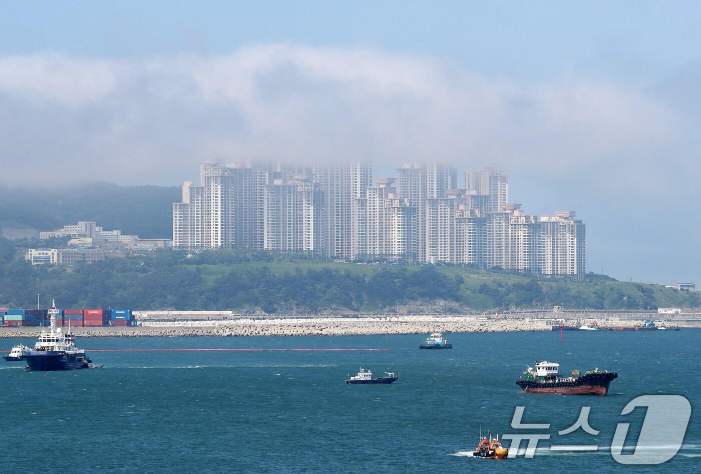 무더운 날씨를 보인 4일 오후 부산 남구 오륙도해맞이공원 인근 아파트 단지에 해무가 밀려들고 있다. 2024.7.4/뉴스1 ⓒ News1 윤일지 기자