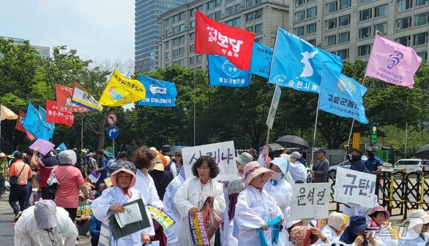 전국농민회총연맹&#40;전농&#41; 등 8개 농민단체 회원들이 4일 오후 서울 여의도 국회 인근에서 열린 7·4 전국농민대회에서 손 피켓 등을 들고 있다. 2024.7.4/뉴스1 ⓒ News1 김지완 기자