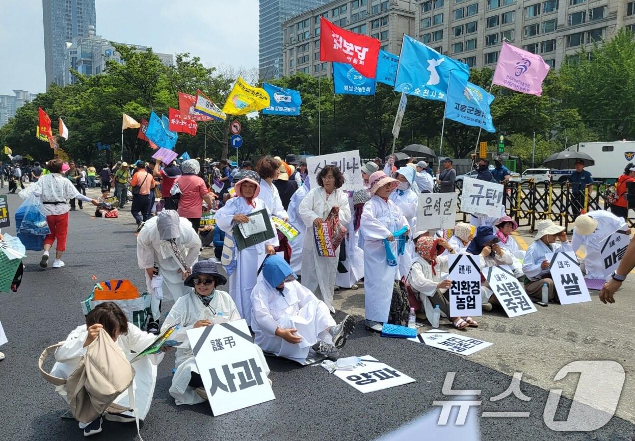 전국농민회총연맹&#40;전농&#41; 등 8개 농민단체 회원들이 4일 오후 서울 여의도 국회 인근에서 열린 7·4 전국농민대회에서 손 피켓 등을 들고 있다. 2024.7.4/뉴스1 ⓒ News1 김지완 기자