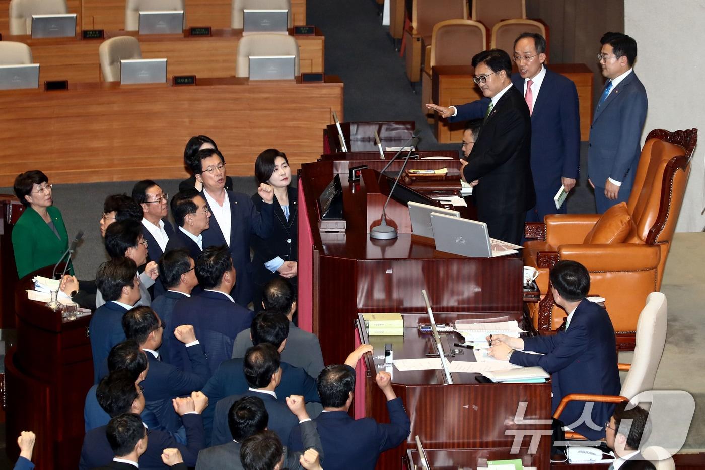 국민의힘 의원들이 4일 오후 서울 여의도 국회 본회의장에서 우원식 국회의장이 채상병 특검법 법안 처리 저지를 위한 무제한 토론&#40;필리버스터&#41;을 종결하려하자 항의하고 있다. 2024.7.4/뉴스1 ⓒ News1 이광호 기자