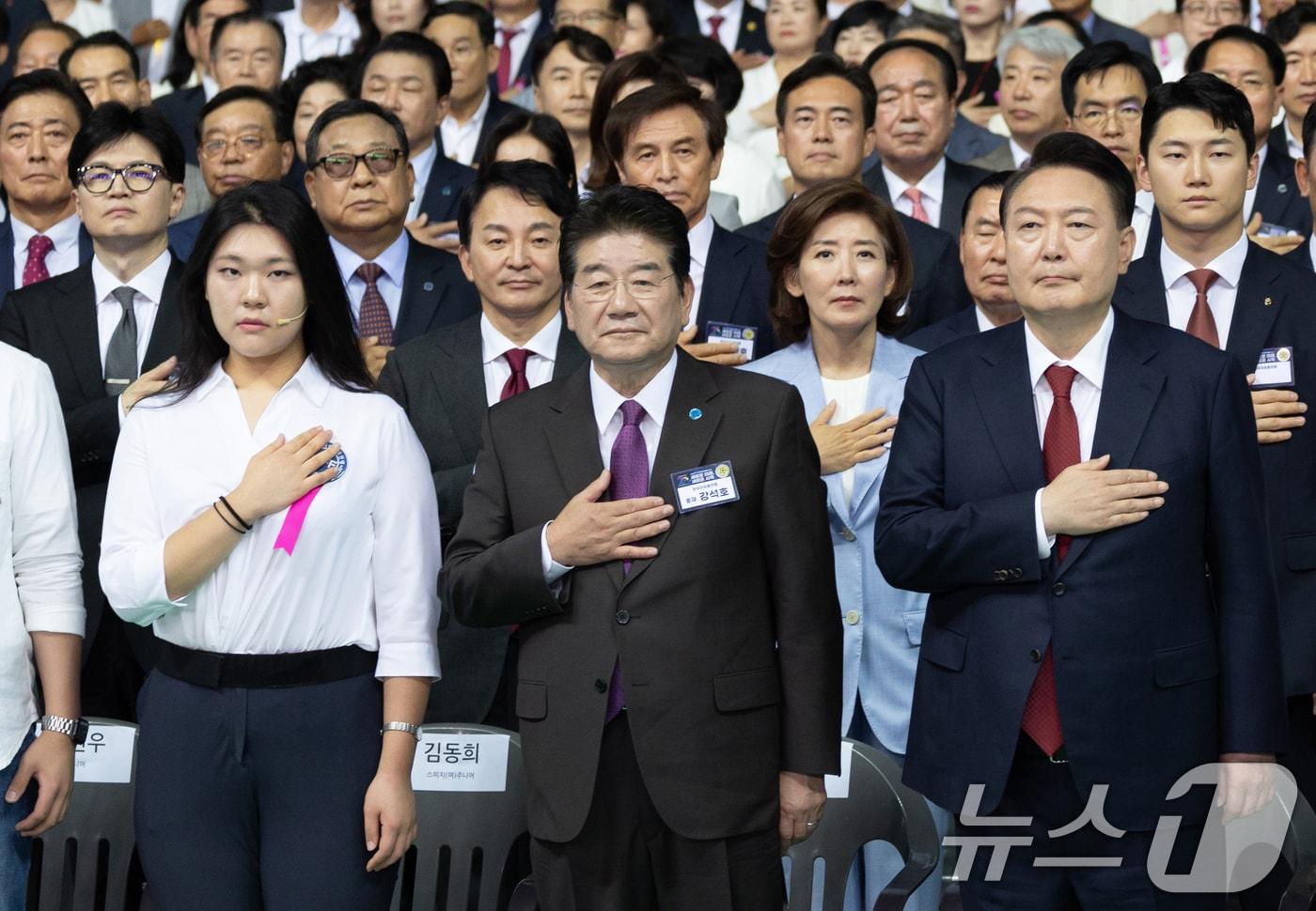 윤석열 대통령이 4일 인천 남동체육관에서 열린 &#39;한국자유총연맹 창립 제70주년 기념식&#39;에서 강석호 총재, 국민의힘 당권 주자인 한동훈, 원희룡, 나경원 후보와 함께 국기에 경례를 하고 있다. &#40;대통령실 제공&#41; 2024.7.4/뉴스1 ⓒ News1 송원영 기자