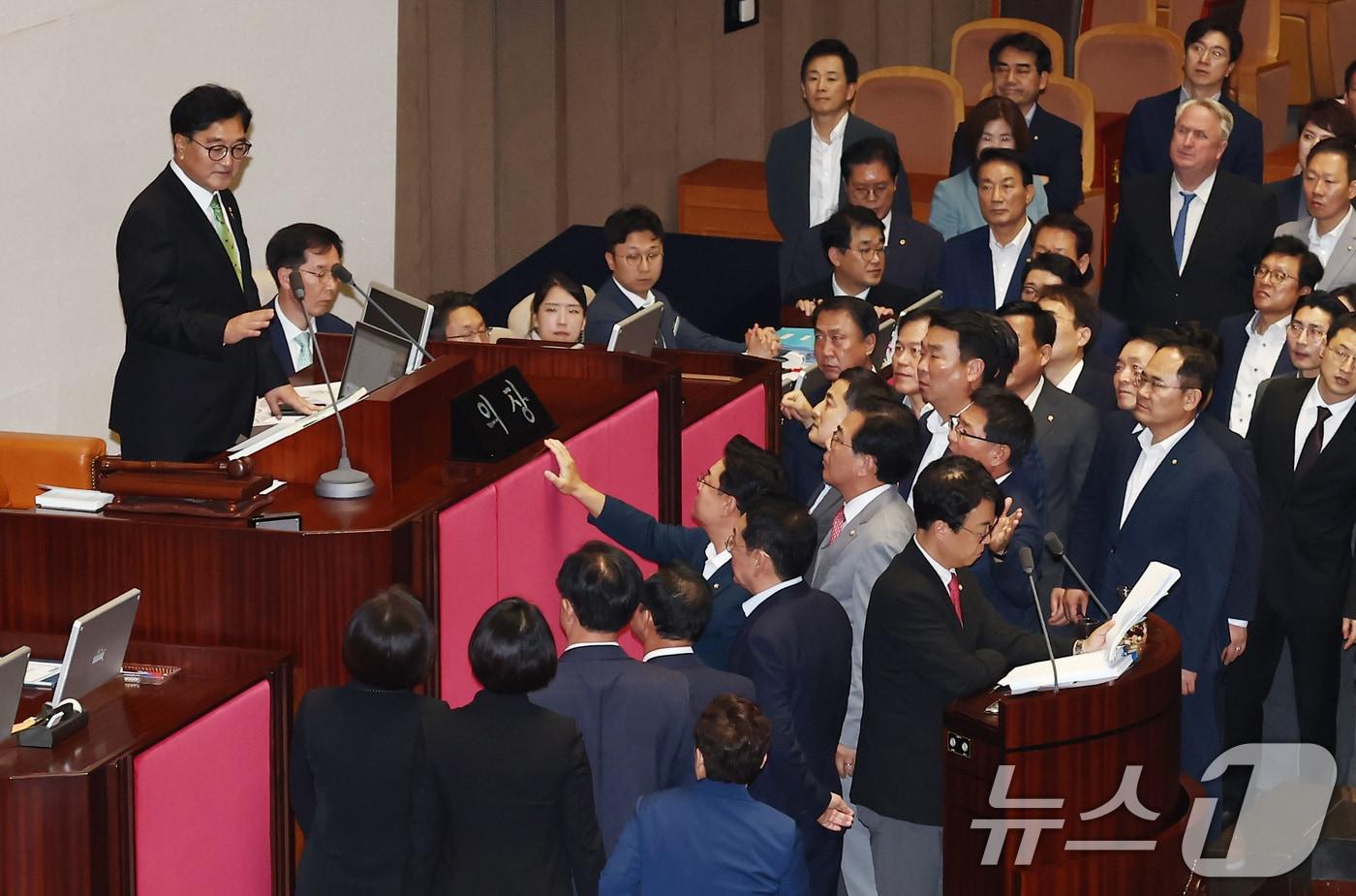 국민의힘 의원들이 4일 오후 서울 여의도 국회 본회의장에서 우원식 국회의장이 &#39;순직 해병 수사 방해 및 사건 은폐 등의 진상규명을 위한 특별검사의 임명 등에 관한 법률안에 대한 무제한 토론 종결동의의 건&#39;을 상정하자 항의를 하고 있다. 2024.7.4/뉴스1 ⓒ News1 김민지 기자