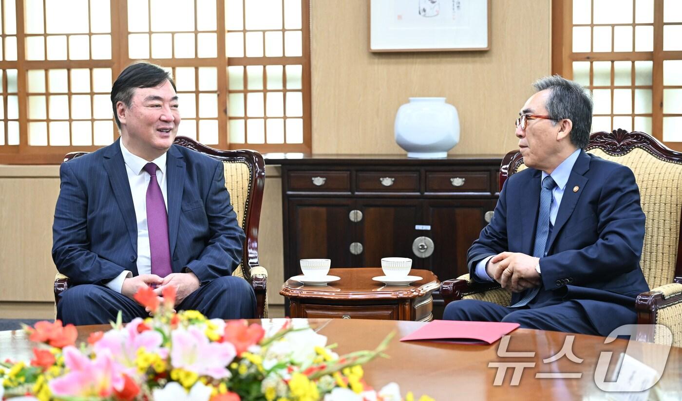 이임을 앞둔 싱하이밍 주한중국대사가 4일 서울 종로구 외교부에서 조태열 외교부 장관을 예방, 대화를 하고 있다. &#40;외교부 제공&#41; 2024.7.4/뉴스1 ⓒ News1 김명섭 기자