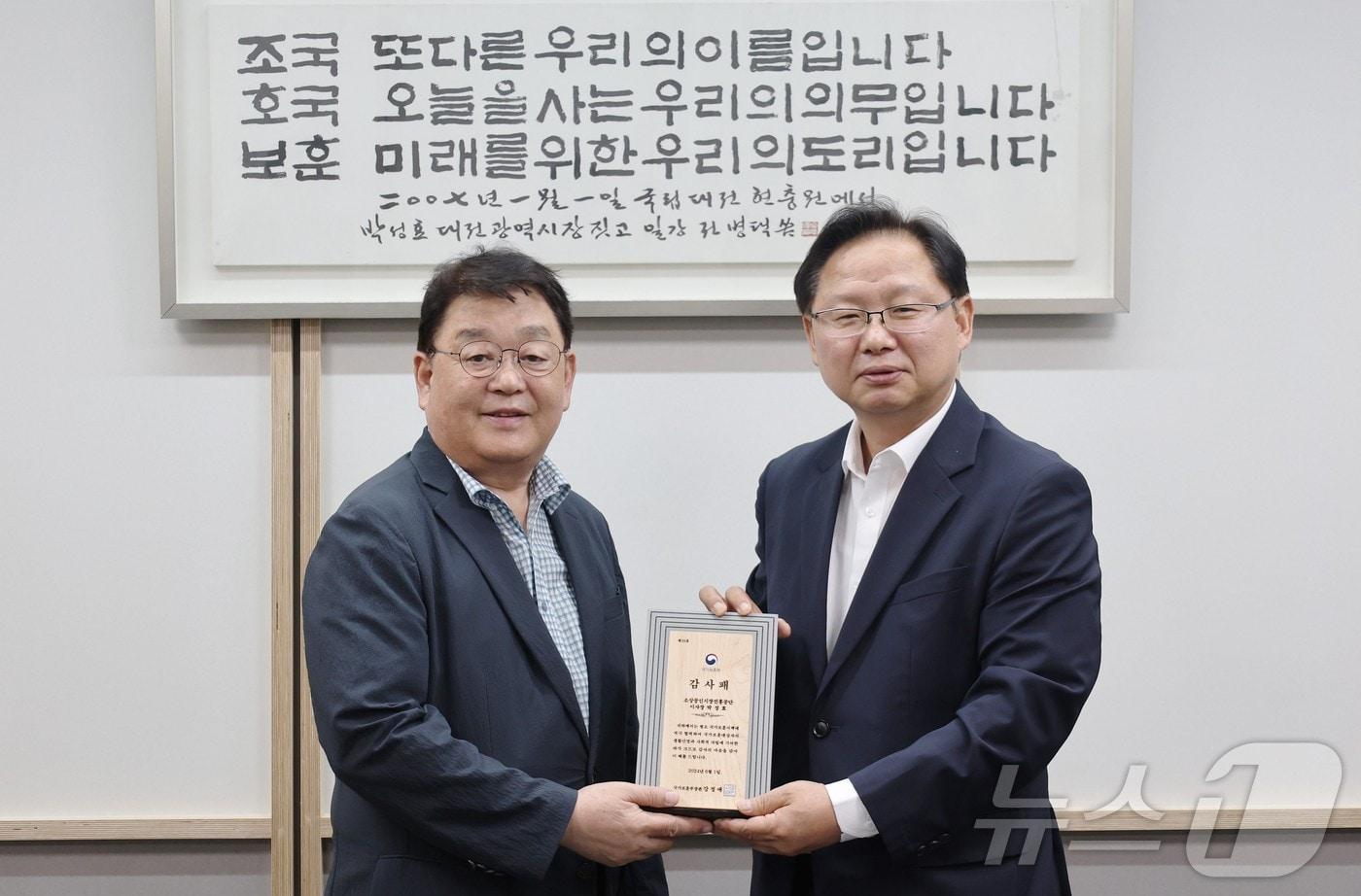 박성효 소상공인시장진흥공단 이사장&#40;왼쪽&#41;과 강만희 대전지방보훈청장이 기념 촬영을 하고 있다.&#40;소상공인시장진흥공단 제공&#41;