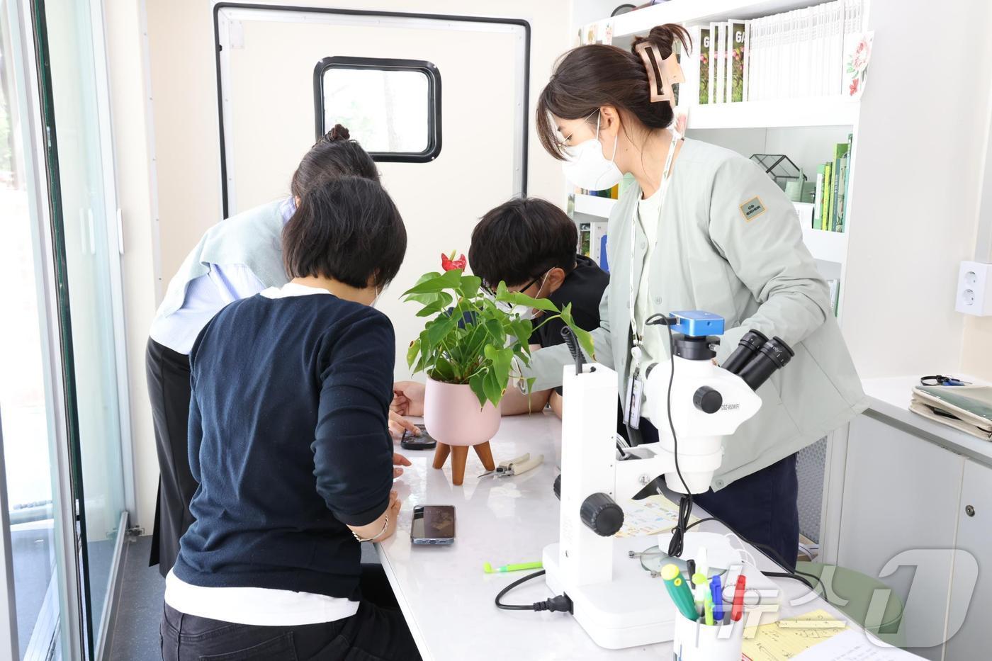 ‘이동형 반려식물 클리닉’을 찾은 시민이 특수 제작 차량에서 반려식물 상담을 받고 있다. &#40;한국수목원정원관리원 제공&#41; /뉴스1