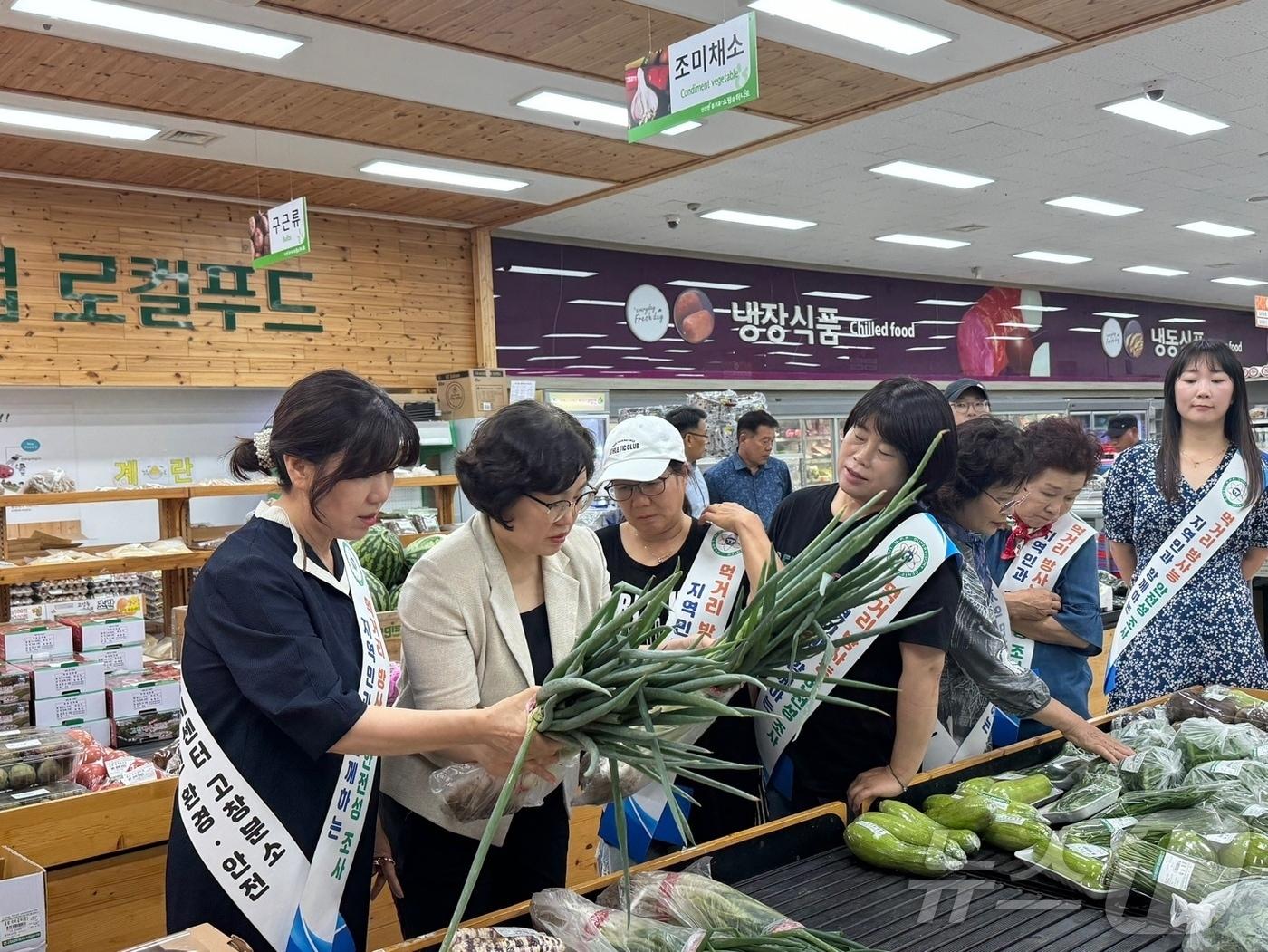  고창지역 5개 여성단체가 한빛원전 환경안전 감시센터 고창분소와 함께 먹거리 방사능 안전성 조사를 실시했다..&#40;고창군 제공&#41;2024.7.5/뉴스1