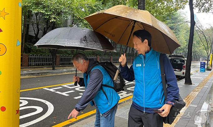 강남구 시니어안전모니터링단의 순찰 활동.&#40;강남구청 제공&#41;