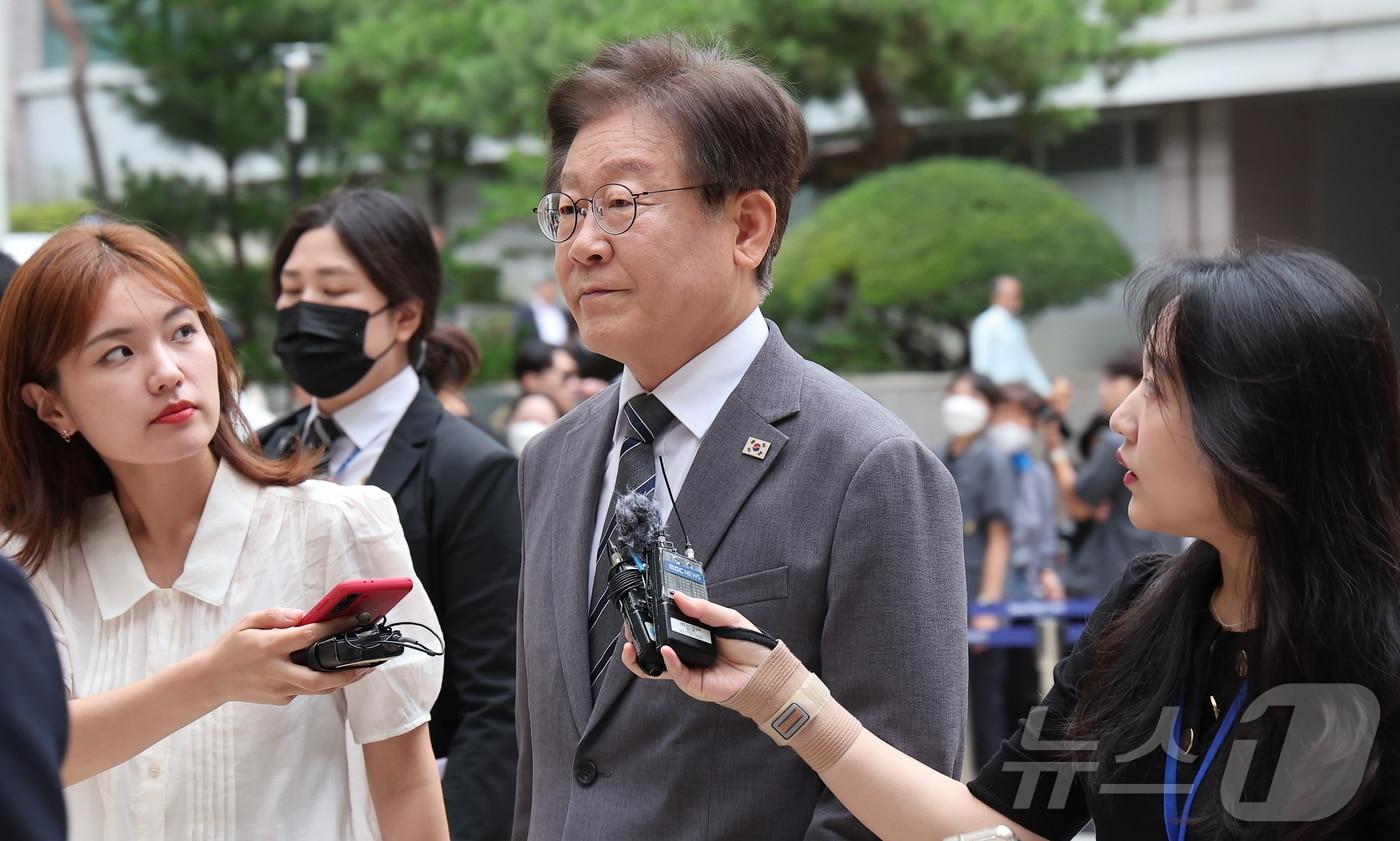 이재명 더불어민주당 전 대표가 5일 오전 서울 서초구 서울중앙지방법원에서 열린 대장동 배임 및 성남FC 뇌물 관련 특정범죄가중처벌등에관한법률위반&#40;뇌물&#41; 등 공판에 출석하고 있다. 2024.7.5/뉴스1 ⓒ News1 임여익 기자