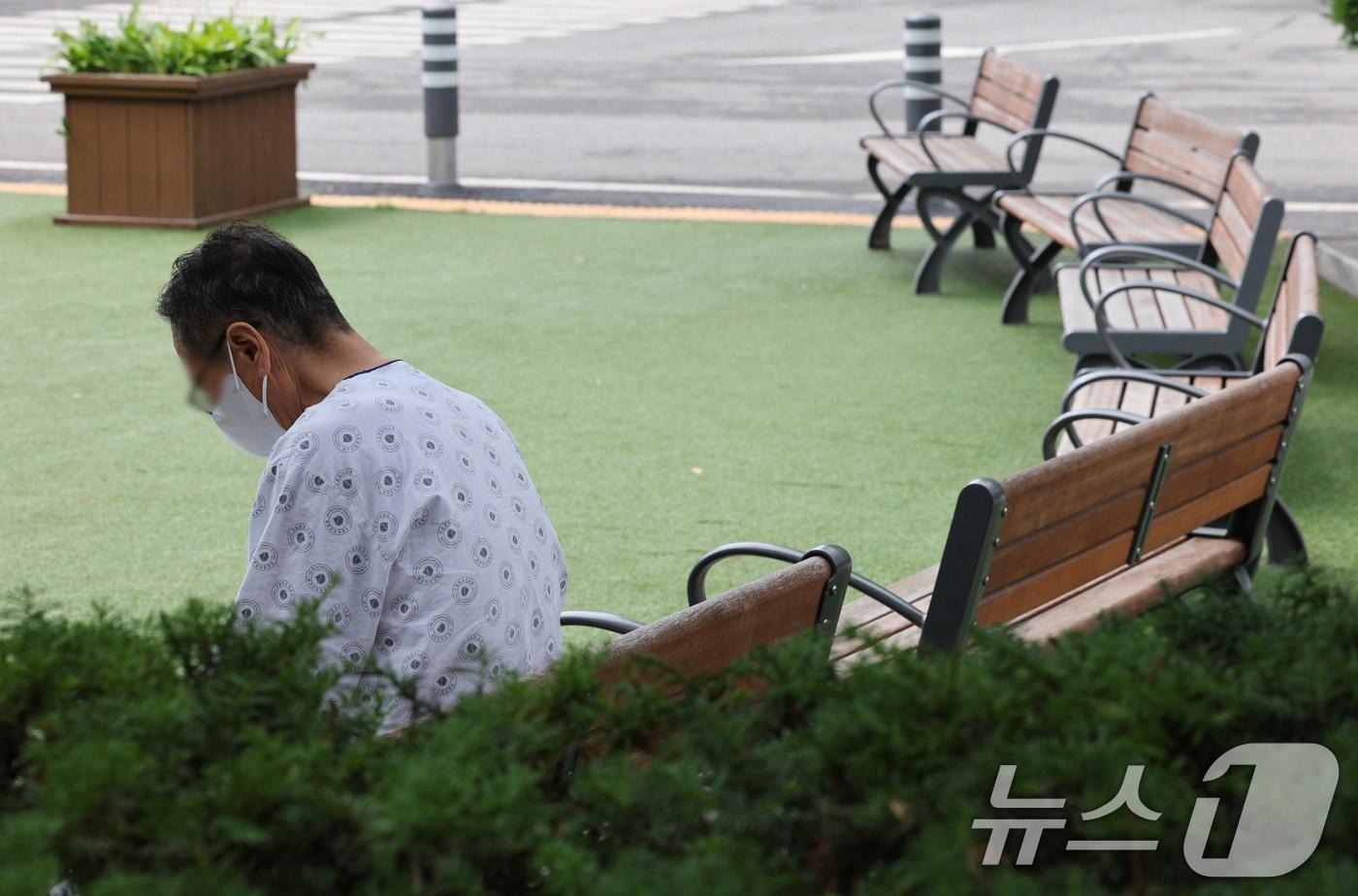  5일 서울의 한 병원에서 환자들이 휴식을 취하고 있다. 2024.7.5/뉴스1 ⓒ News1 신웅수 기자