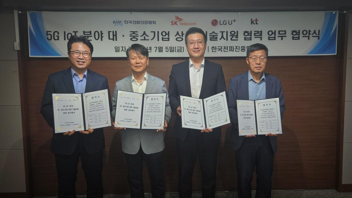 SK텔레콤은 KT, LGU+, 한국전파진흥협회&#40;RAPA&#41;와 통신망 연동 5G IoT 제품을 개발하는 중소제조업 육성을 위한 업무협약&#40;MOU&#41;을 체결했다고 7일 밝혔다.&#40;SK텔레콤 제공&#41;