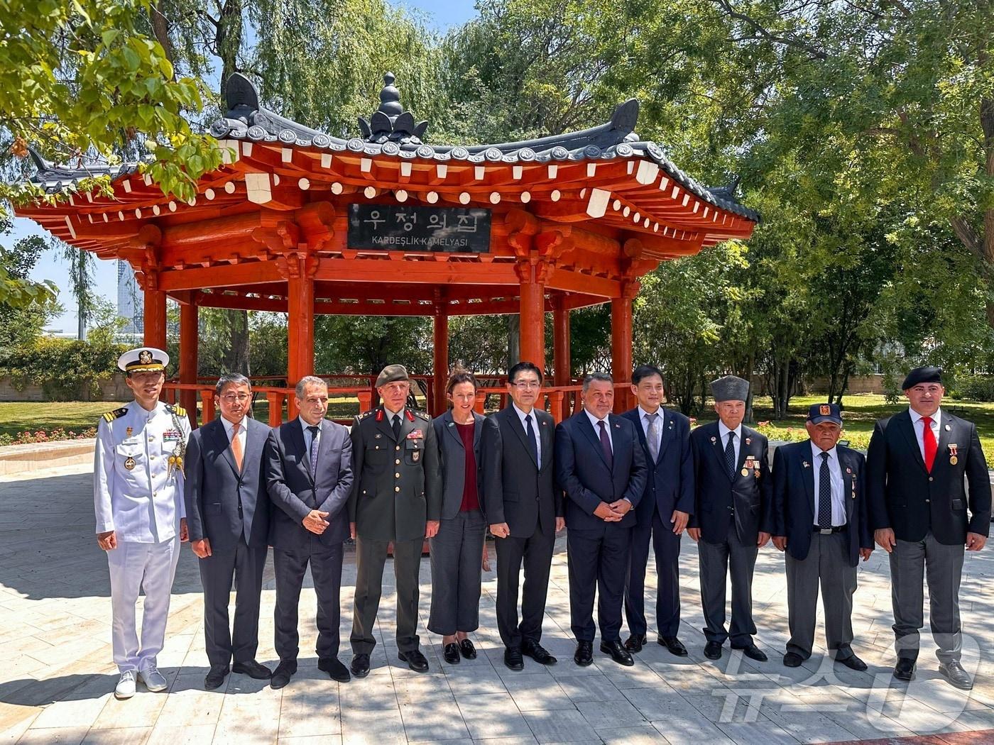  지난달 25일 &#39;한국전쟁 74주년 추모행사&#39;에 참석한 한-튀르키예 주요 인사들이 한국공원 내 전통 한국식 정자인 우정의 집 앞에서 기념사진을 촬영하고 있다. 사진 왼쪽부터 이심표 주 튀르키예 대한민국 국방무관, 홍범석 현대차 상무, 무스타파 카이막 앙카라 문화재보전위원회 이사, 아흐멧 쿠루마흐뭇 튀르키예군 4군단장, 조 콜슨 싱클래어 주 튀르키예 뉴질랜드 대사, 정연두 주 튀르키예 대한민국 대사, 파룩 쿄일뤼오을루 앙카라시 부시장, 김태규 국민권익위원회 부위원장, 베야짓 유묵 튀르키예 참전협회장, 오스만 귀뮈쉬 한국전쟁 참전용사, 함자 뒤르겐 튀르키예 퇴역부사관 대표.&#40;현대차그룹 제공&#41;