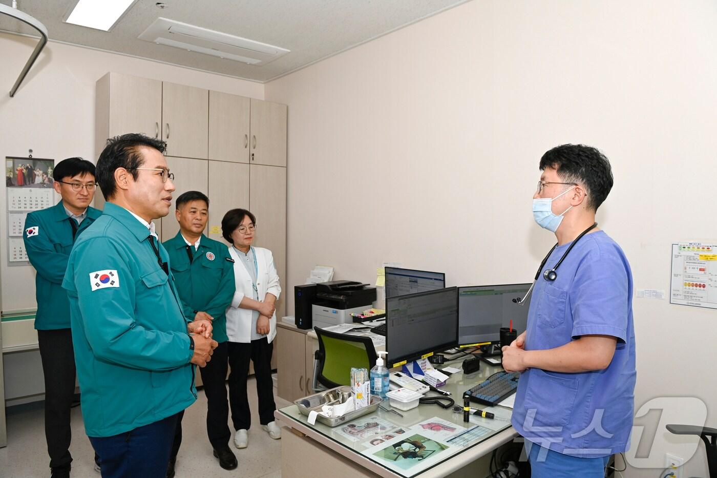 5일 최경식 남원시장이 남원의료원을 찾아 관내에서 발생한 학교급식 식중독 사고와 관련한 대응책 등을 논의하고 있다.&#40;남원시 제공&#41;/뉴스1  