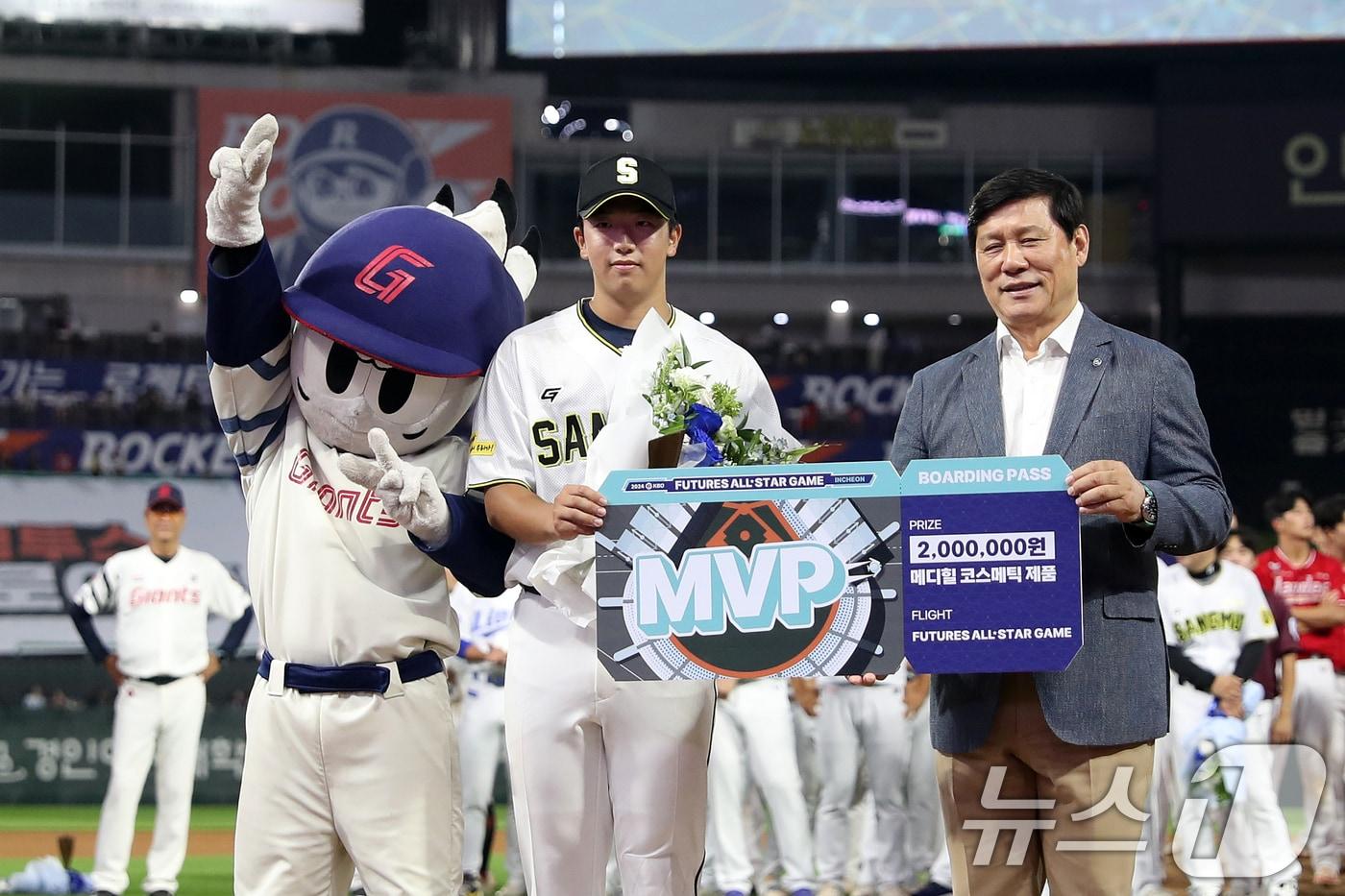 5일 오후 인천시 SSG랜더스필드에서 열린 프로야구 ‘KBO 올스타 프라이데이’ 퓨처스 올스타전 북부리그와 남부리그의 경기에서 MVP를 수상한 상무 조세진이 기념촬영을 하고 있다. 2024.7.5/뉴스1 ⓒ News1 이승배 기자