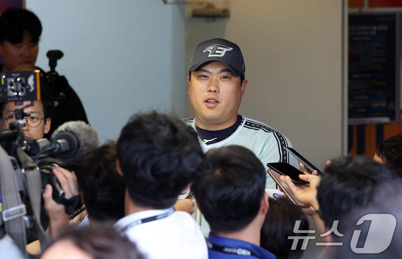 한화 이글스 류현진이 6일 오후 인천시 미추홀구 문학동 SSG랜더스필드에서 &#39;2024 신한 SOL Bank KBO 올스타전’에 앞서 취재진과 인터뷰를 하고 있다. 2024.7.6/뉴스1 ⓒ News1 김진환 기자