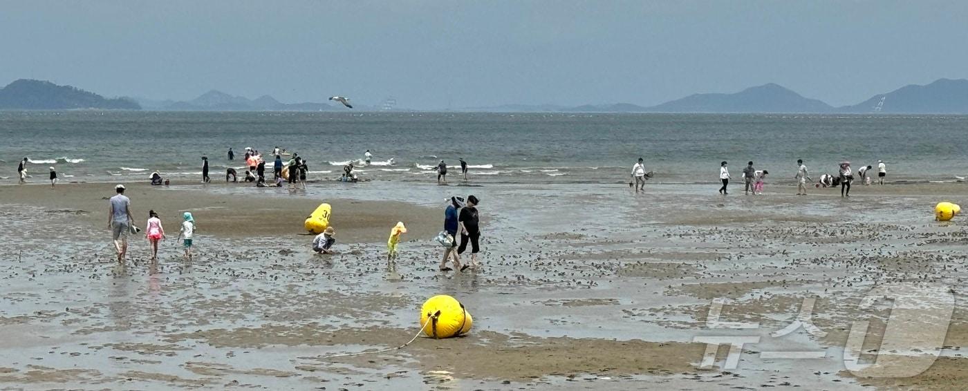 6일 전북자치도 부안군 변산해수욕장에서 피서객들이 물놀이를 즐기고 있다. ⓒ News1 장수인 기자