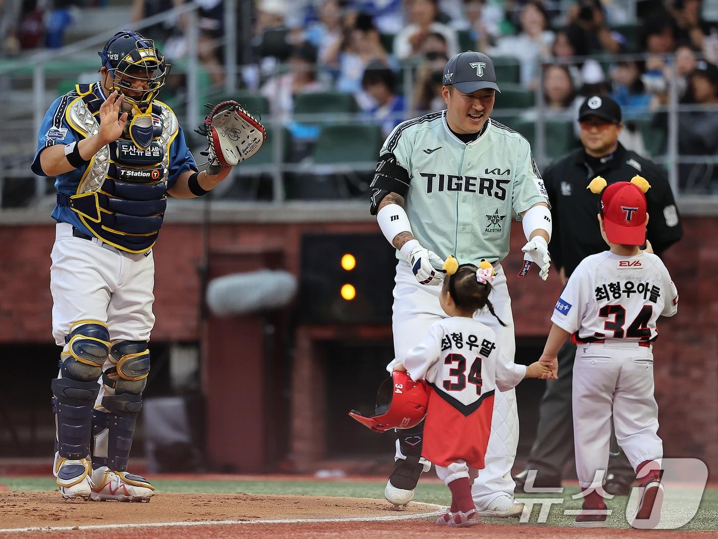 6일 오후 인천시 미추홀구 문학동 SSG랜더스필드에서 열린 &#39;2024 신한 SOL Bank KBO 올스타전’ 나눔 올스타와 드림 올스타의 경기, 나눔팀 KIA 최형우가 2회 타석에 앞서 딸과 아들의 응원을 받고 있다. 2024.7.6/뉴스1 ⓒ News1 김진환 기자