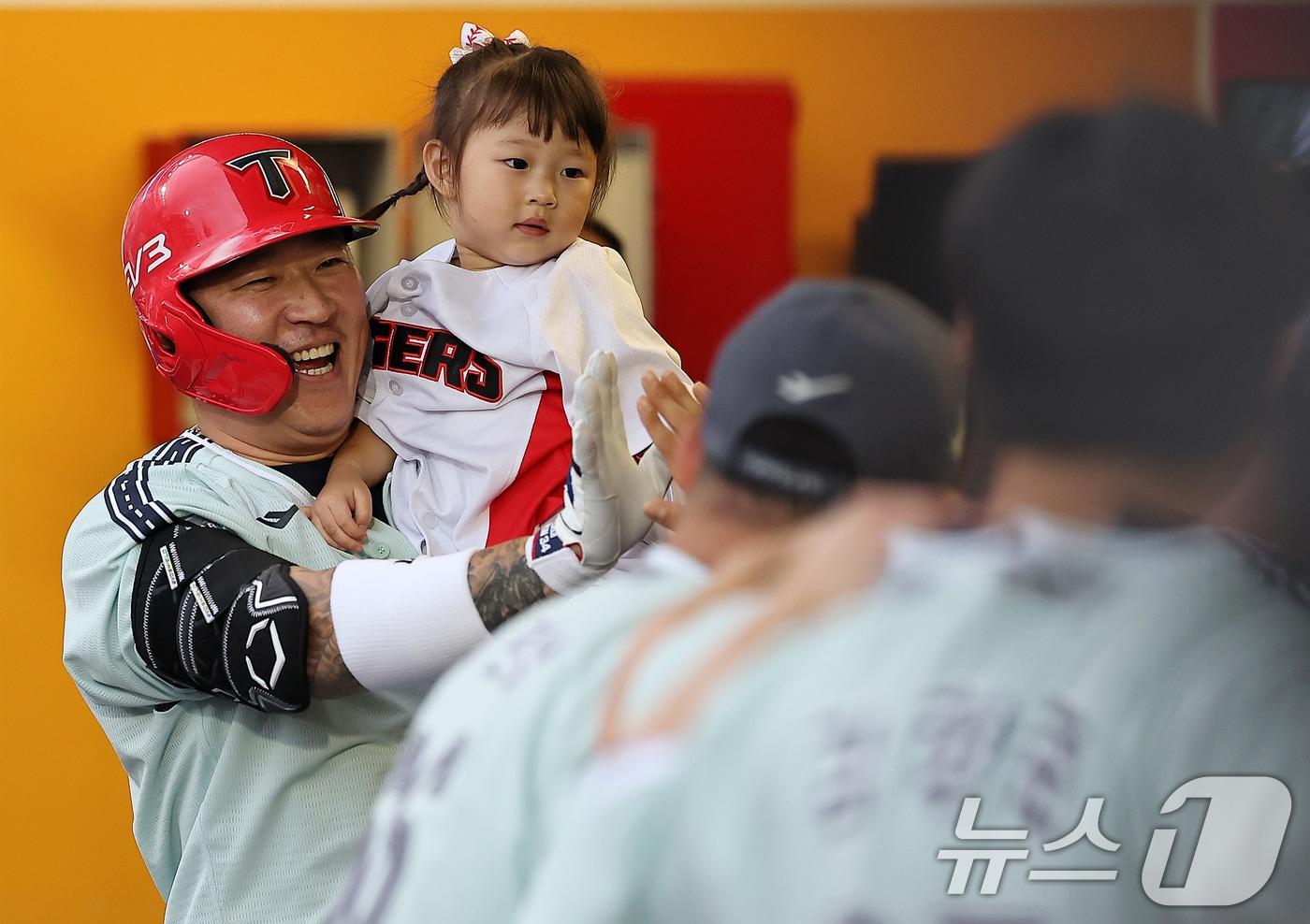 6일 오후 인천시 미추홀구 문학동 SSG랜더스필드에서 열린 &#39;2024 신한 SOL Bank KBO 올스타전’ 나눔 올스타와 드림 올스타의 경기, 나눔팀 KIA 최형우가 2회 솔로홈런을 친 뒤 딸을 안고 동료들의 축하를 받고 있다. 2024.7.6/뉴스1 ⓒ News1 김진환 기자