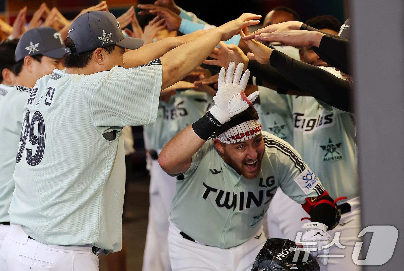 6일 오후 인천시 미추홀구 문학동 SSG랜더스필드에서 열린 &#39;2024 신한 SOL Bank KBO 올스타전’ 나눔 올스타와 드림 올스타의 경기, 나눔팀 LG 오스틴이 3회초 투런 홈런을 친 뒤 동료들의 축하를 받고 있다. 2024.7.6/뉴스1 ⓒ News1 김진환 기자