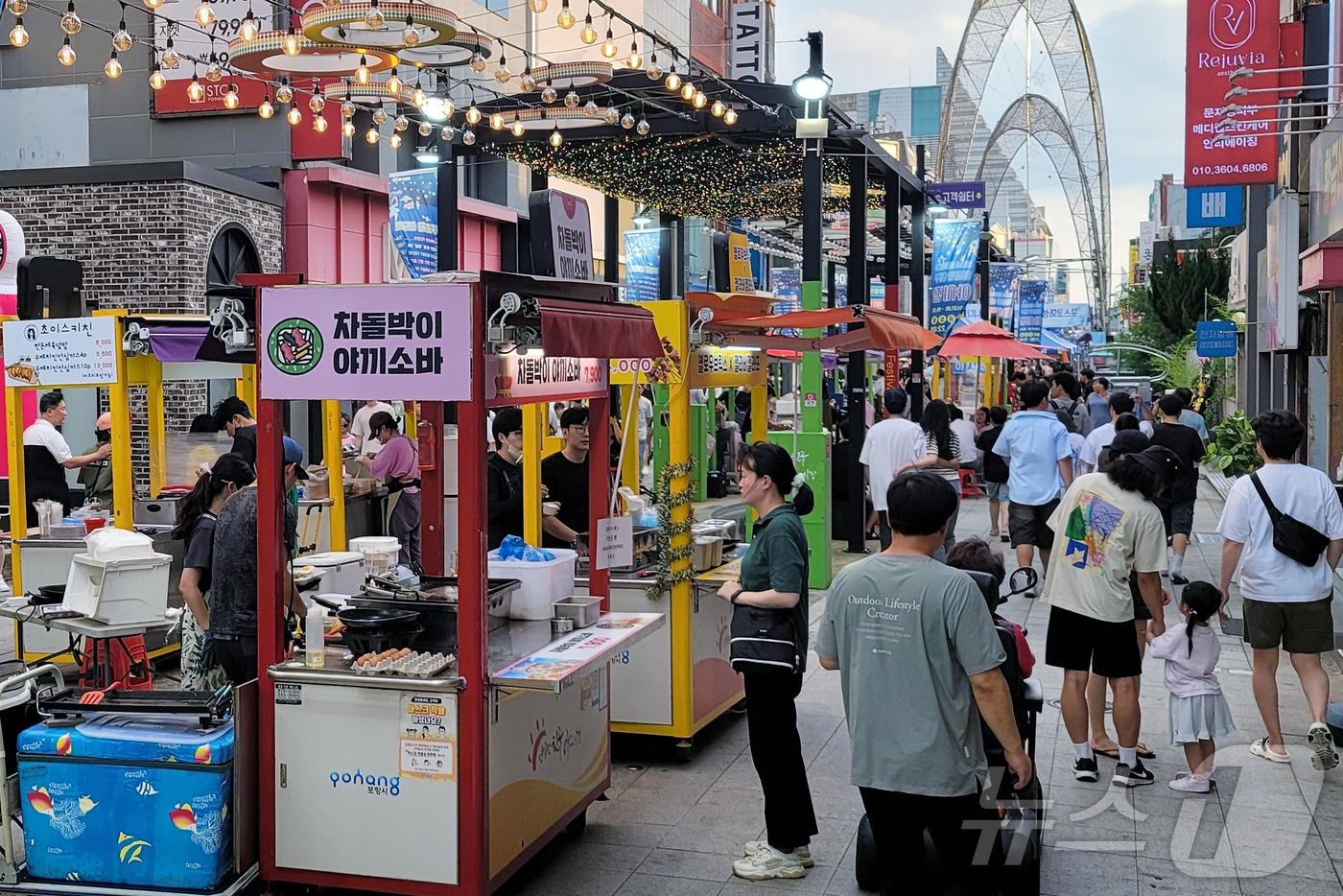 지난 7월6일 포항시 북구 중앙상가 실개천에서 열린 &#39;영일만 친구 야시장&#39;에서 시민과 관광객들이 즐거운 시간을 보내고 있다.2024.7.6/뉴스1 ⓒ News1 최창호 기자