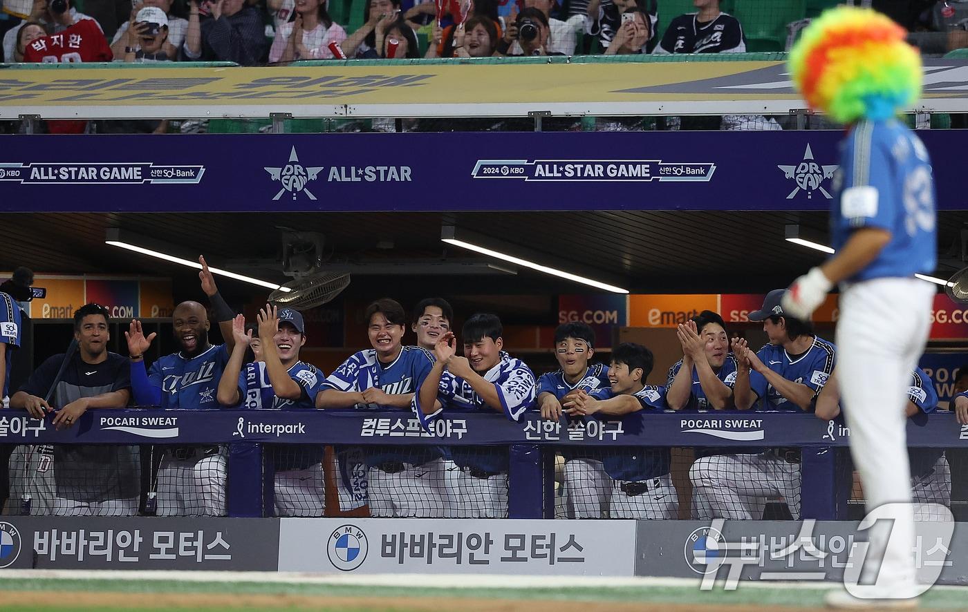 6일 오후 인천시 미추홀구 문학동 SSG랜더스필드에서 열린 &#39;2024 신한 SOL Bank KBO 올스타전’ 나눔 올스타와 드림 올스타의 경기, 7회말 드림 올스타 선수들이 더그아웃에서 SSG 박지환의 퍼포먼스에 손뼉을 치며 환하게 웃고 있다. 2024.7.6/뉴스1 ⓒ News1 김진환 기자