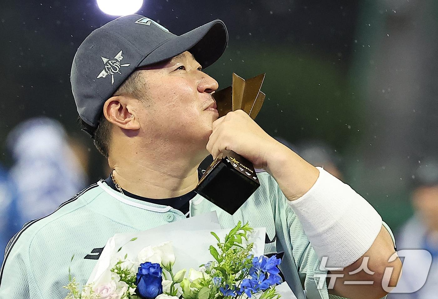 6일 오후 인천시 미추홀구 문학동 SSG랜더스필드에서 열린 &#39;2024 신한 SOL Bank KBO 올스타전’ 나눔 올스타와 드림 올스타의 경기, 4대2로 승리한 나눔 올스타 KIA 최형우가 역대 최고령 올스타전 MVP에 선정된 뒤 트로피에 입을 맞추고 있다. 2024.7.6/뉴스1 ⓒ News1 김진환 기자