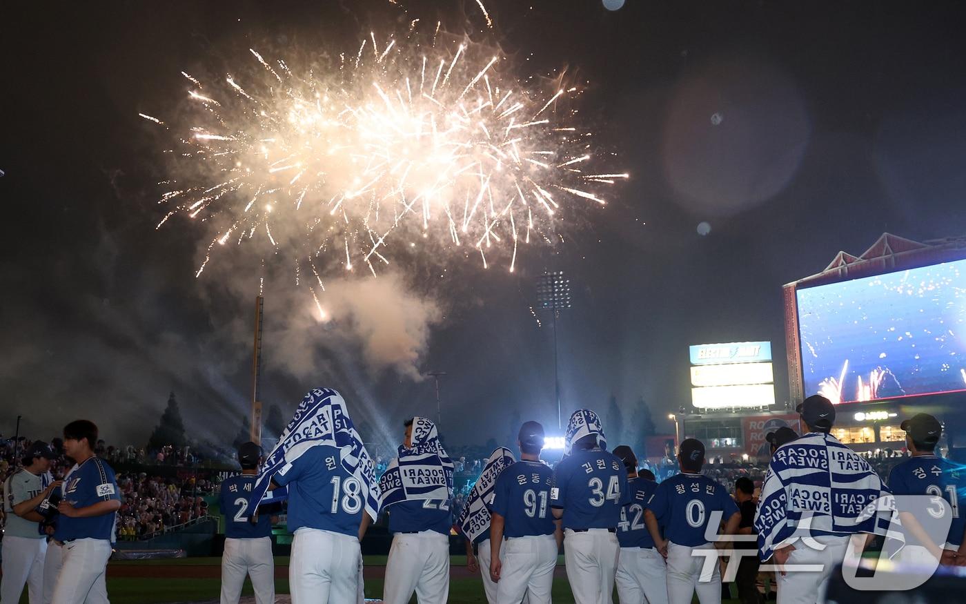 6일 오후 인천시 미추홀구 문학동 SSG랜더스필드에서 열린 &#39;2024 신한 SOL Bank KBO 올스타전’ 나눔 올스타와 드림 올스타의 경기가 4대2로 나눔 올스타가 승리한 가운데 경기 후 화려한 불꽃놀이가 펼쳐지고 있다. 2024.7.6/뉴스1 ⓒ News1 김진환 기자