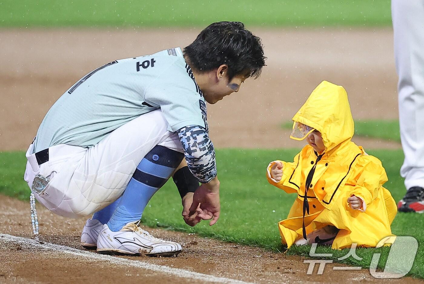 6일 오후 인천시 미추홀구 문학동 SSG랜더스필드에서 열린 &#39;2024 신한 SOL Bank KBO 올스타전’ 나눔 올스타와 드림 올스타의 경기가 4대2로 나눔 올스타가 승리한 가운데 경기 후 KIA 박찬호가 우비를 입은 딸과 즐거운 시간을 보내고 있다. 2024.7.6/뉴스1 ⓒ News1 김진환 기자