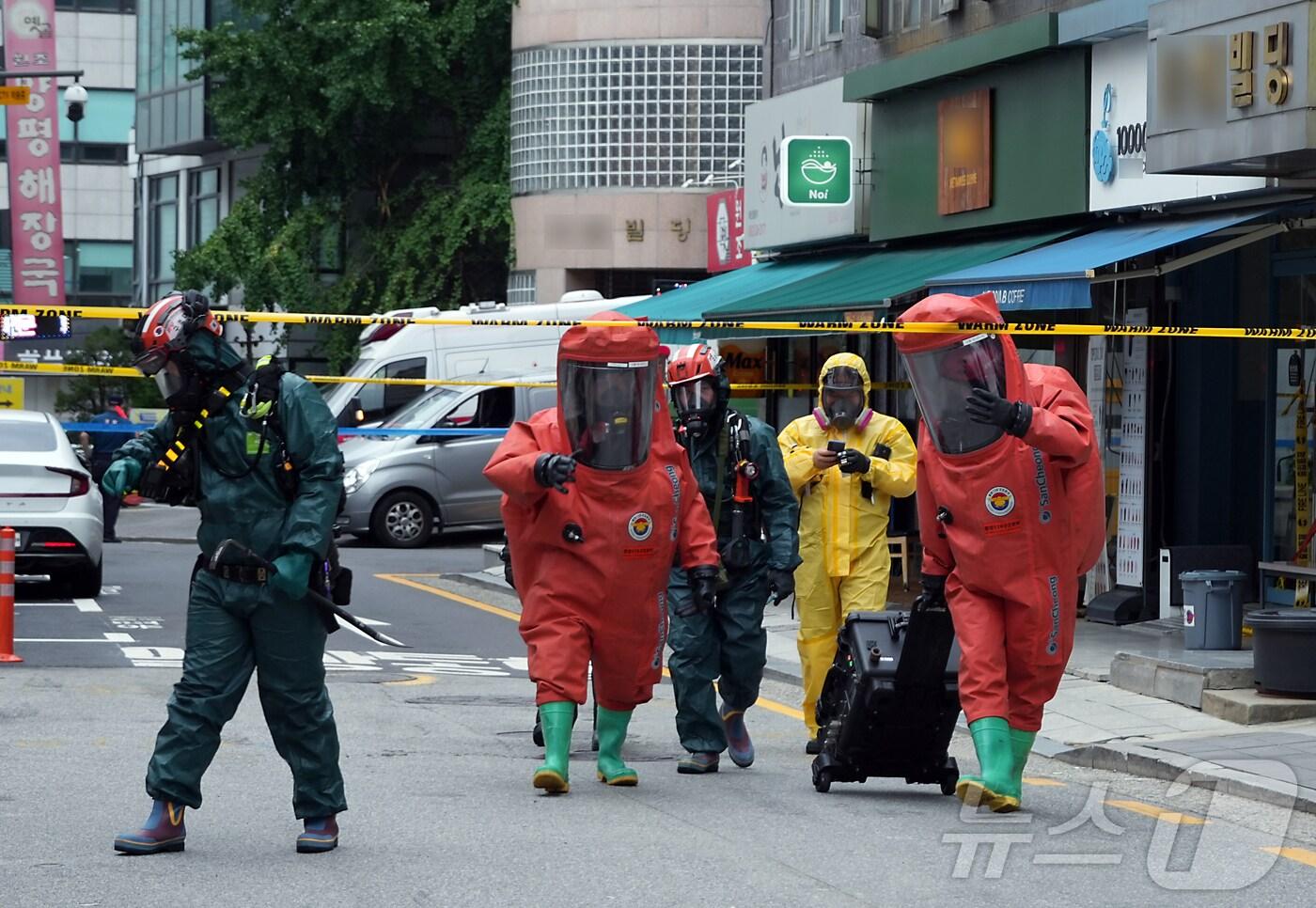 6일 오후 서울 강남구 삼성동의 한 빌딩에서 &#34;가스 냄새가 난다＂는 신고가 접수돼 소방 화학구조대와 경찰, 군 등이 현장에 출동해 수습을 위해 분주히 움직이고 있다. &#40;강남소방서 제공&#41; 2024.7.6/뉴스1